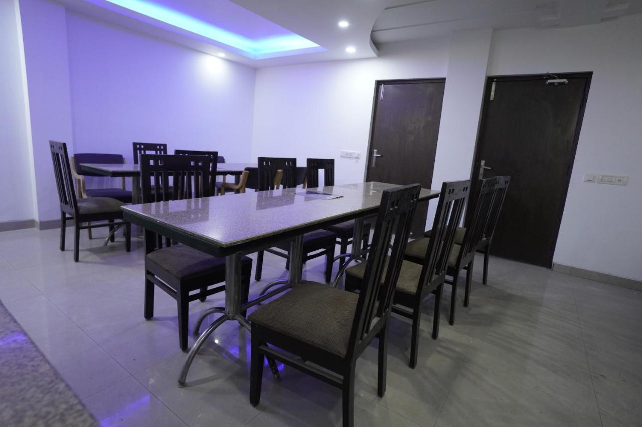 Hotel The Rts Plaza Nueva Delhi Exterior foto